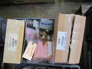 HOWE RICHARDSON SCALE, 28" X 28" SCALE TOP, WITH WEIGHTS, 2000LB CAPACITY. LOADING & HANDLING FEE $15-4529